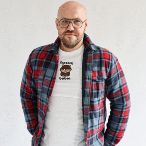 T-shirt biały bawełniany z haftem bobra - okrągły dekolt, oversize Unisex